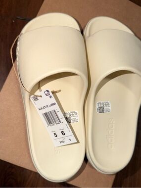 Adidas Lumia Slide ‘Wonder White’ JP9578 Size 5M/ W6